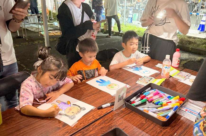 しぶほこっ夜市のブースで、おえかきに夢中になる子どもたち
